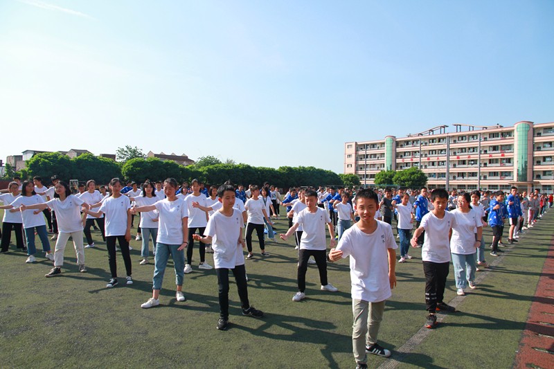 壯觀！三千多學(xué)生在江安中學(xué)運(yùn)動(dòng)場(chǎng)比賽打太極