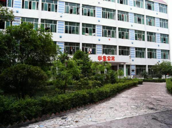 威遠龍會中學校園風采