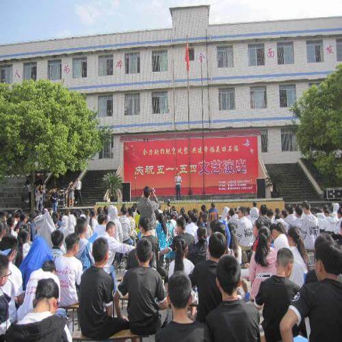 石湍中學中考分數(shù)線是多少？