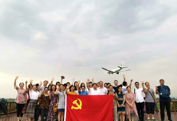 成都實外西區(qū)黨委組織黨員赴成都雙流綜合保稅區(qū)考察學習