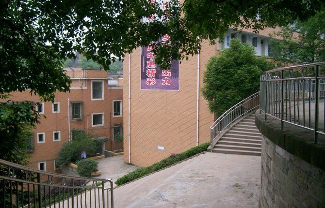 江安縣第四中學的現(xiàn)任校長是誰？