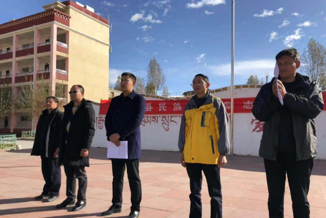 2018年度龍泉驛區(qū)勵(lì)志獎(jiǎng)學(xué)金發(fā)放儀式在甘孜縣民族中學(xué)舉行
