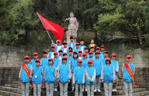 萬源二中開展“我們的節(jié)日，清明祭英烈”活動