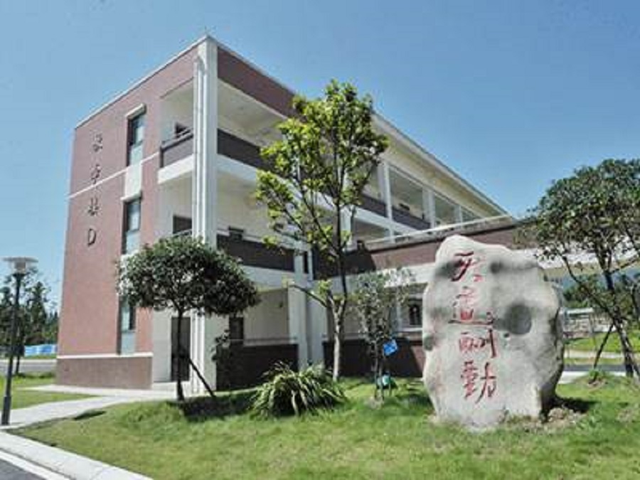 青城山高級(jí)中學(xué)校園環(huán)境怎么樣？