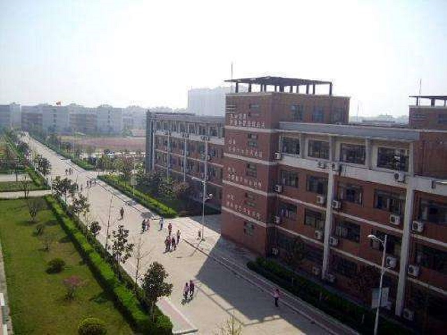 都江堰中學(xué)校園環(huán)境怎么樣？