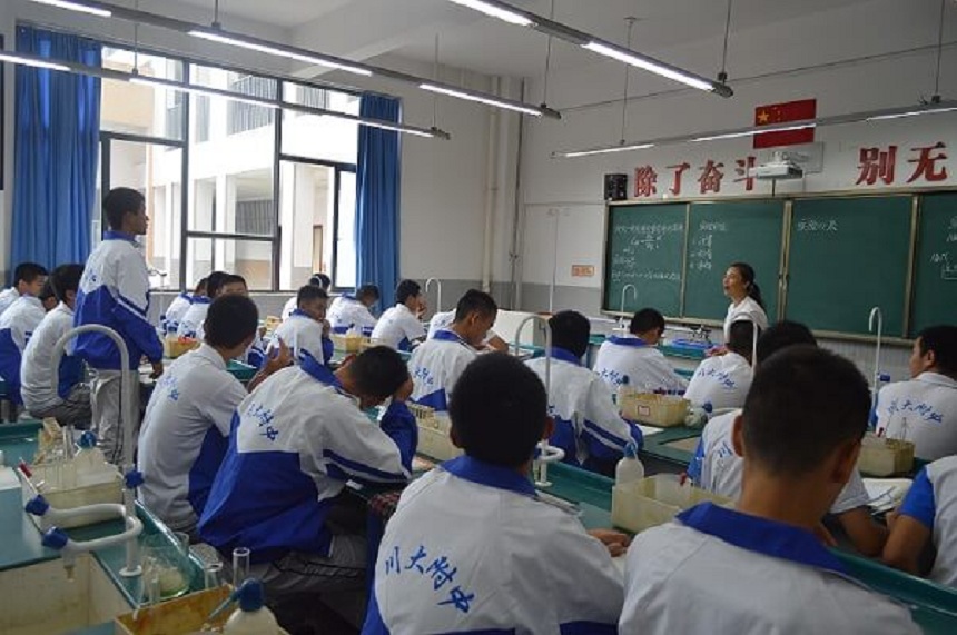 四川大學(xué)附屬中學(xué)2018年招生人數(shù)是多少？