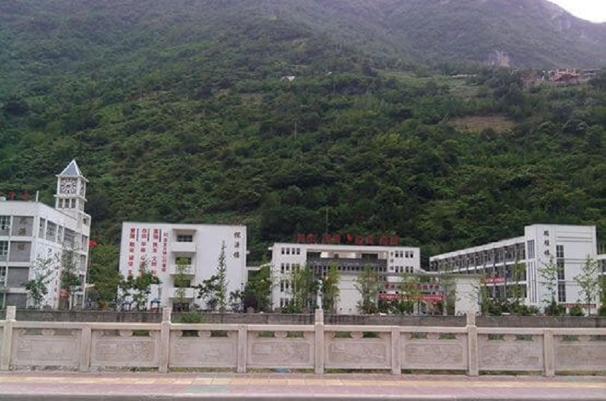 寶興縣海南高級中學(xué)學(xué)校環(huán)境好嘛？