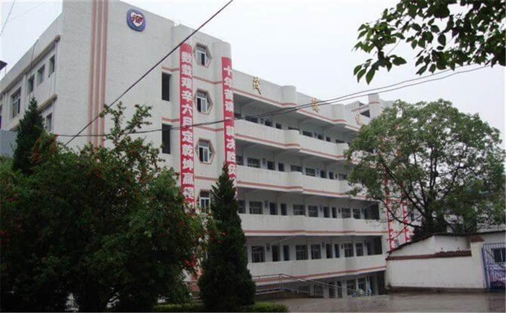 平昌中學學校詳細地址在什么地方？