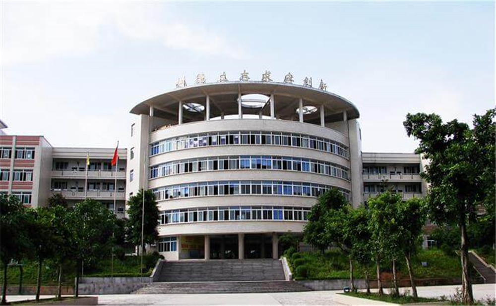 高坪中學(xué)學(xué)校環(huán)境怎么樣？