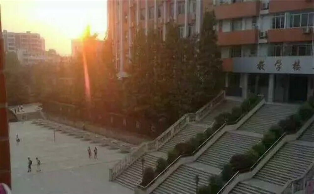 南充十一中學(xué)校環(huán)境怎么樣？