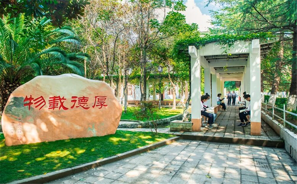 閬中東風(fēng)中學(xué)學(xué)校環(huán)境怎么樣？