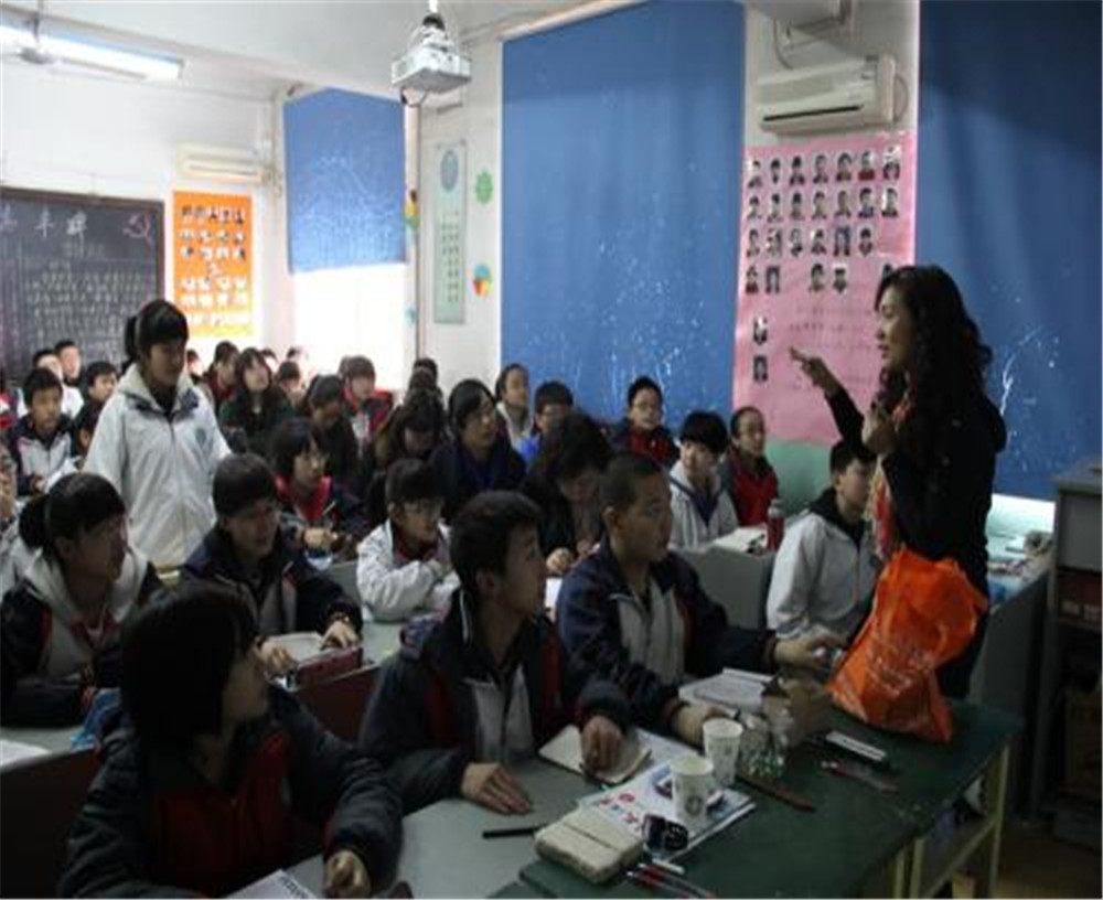 西昌市第四中學(xué)2020年學(xué)校學(xué)費(fèi)多少錢(qián)一年？
