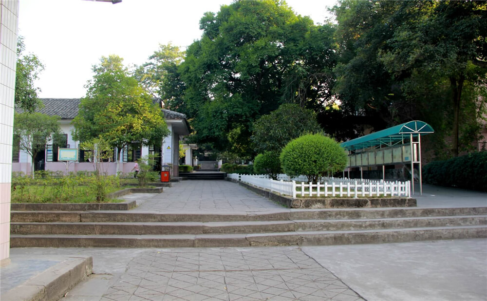 蓬安中學(xué)學(xué)校詳細(xì)地址在什么地方？