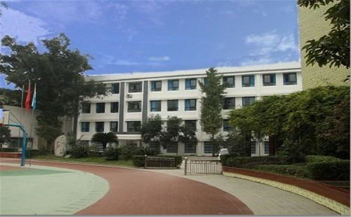 成都市第三十三中學(xué)每年的學(xué)費(fèi)多少錢(qián)？