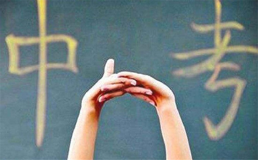 新格林藝術(shù)高級(jí)中學(xué)校每年的學(xué)費(fèi)是多少？