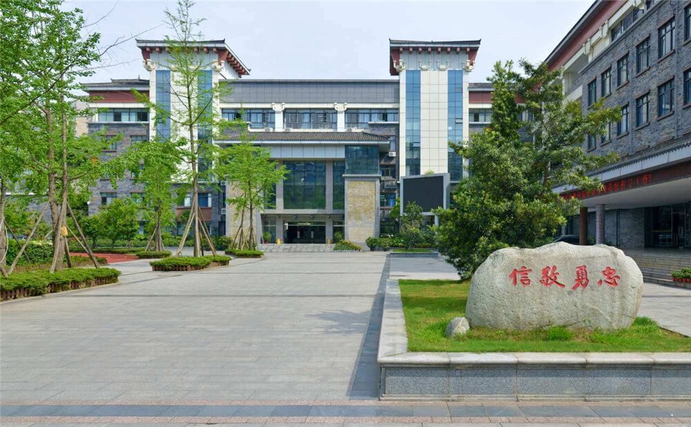 成都市西北中學(xué)外招生一年的學(xué)費(fèi)是多少錢？