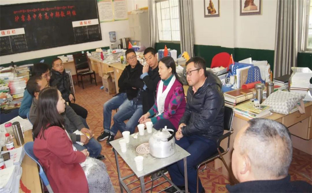 四川師范大學(xué)附屬中學(xué)外招生一年的學(xué)費是多少？