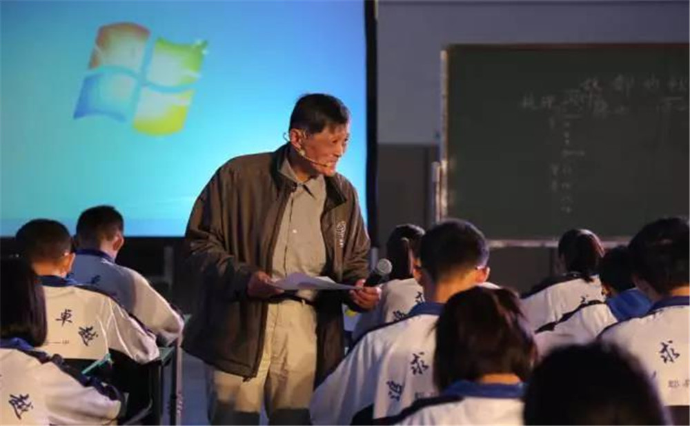 郫縣一中外招生一年的學(xué)費(fèi)是多少？