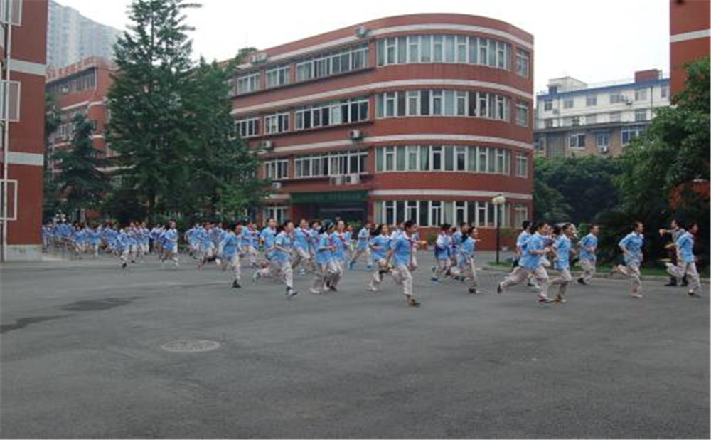 北師大成都實(shí)驗(yàn)中學(xué)的學(xué)費(fèi)是多少？