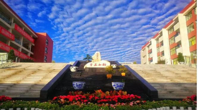 北京第二外國語學(xué)院成都附屬中學(xué)近三年的錄取分?jǐn)?shù)線？