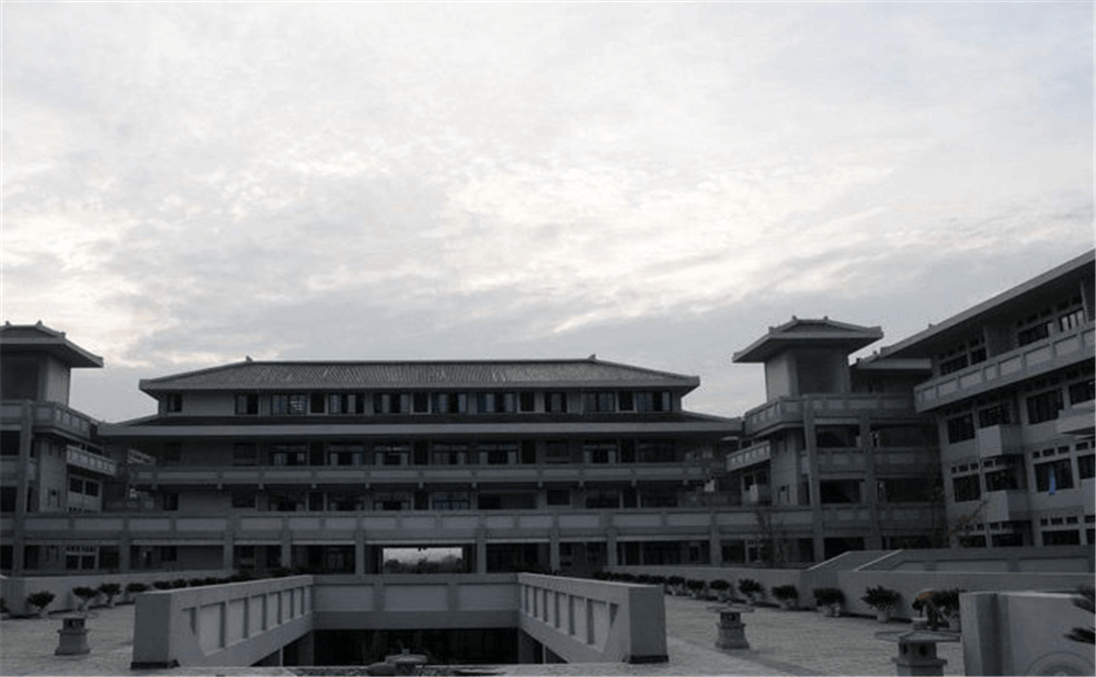 成都石室中學(xué)北湖校區(qū)的學(xué)費(fèi)是多少錢？