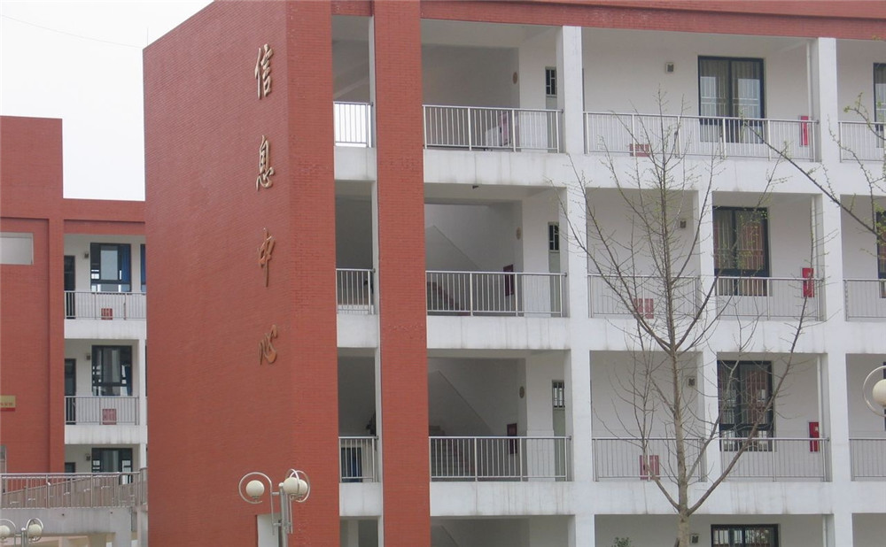 金堂中學(xué)的學(xué)費(fèi)是多少？