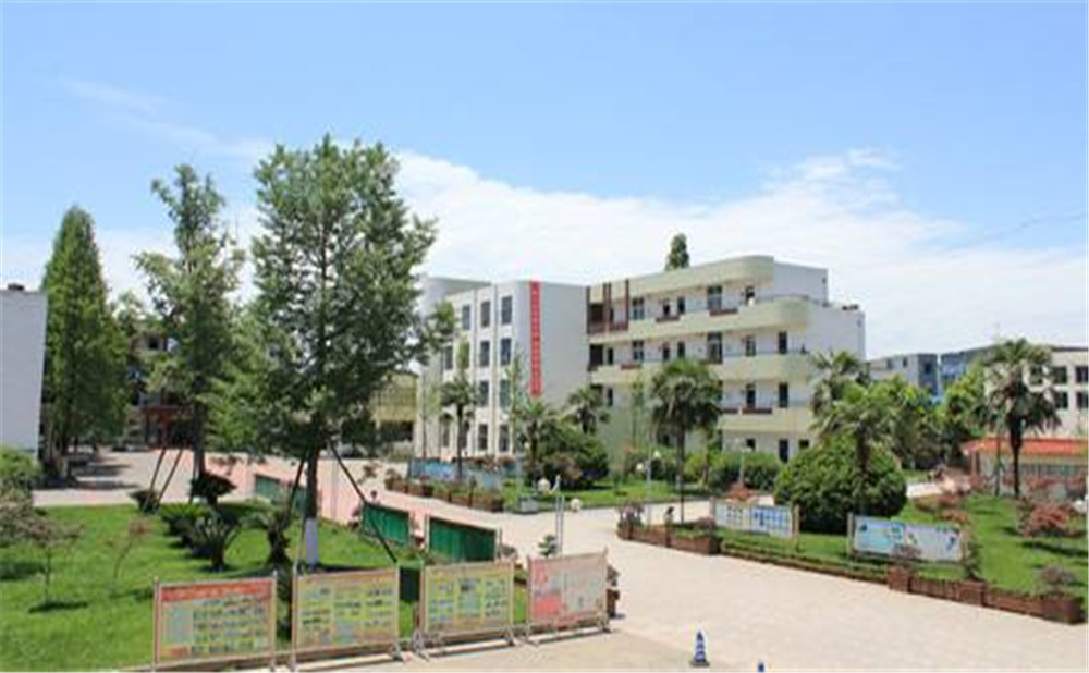 成都市籍田中學(xué)高中一年的學(xué)費(fèi)是多少？