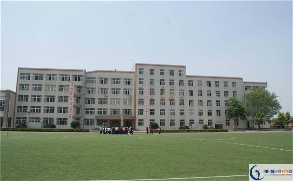 洛帶中學(xué)是個(gè)怎么樣的學(xué)校？