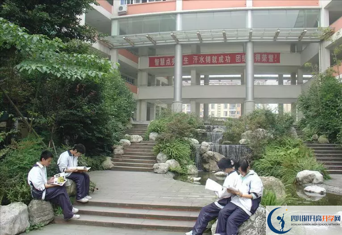 四川師范大學附屬中學一年的學費是多少？