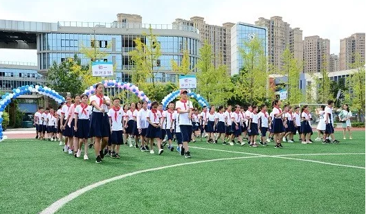 成都市泡桐樹中學(xué)的老師好不好？