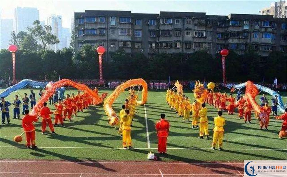成都七中八一學校一學期的學費是多少？