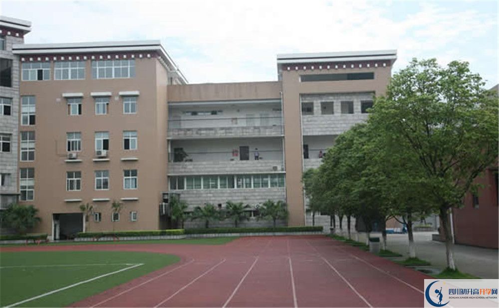 成都西藏中學(xué)一學(xué)期的學(xué)費(fèi)是多少？