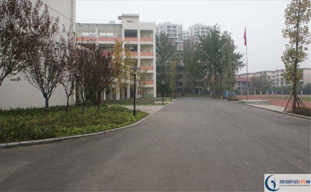 考四川師范大學(xué)附屬中學(xué)的分?jǐn)?shù)線是多少？