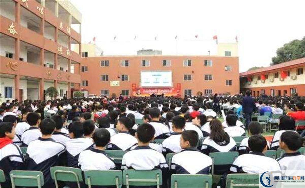 考成都文武學校的分數(shù)線是多少？