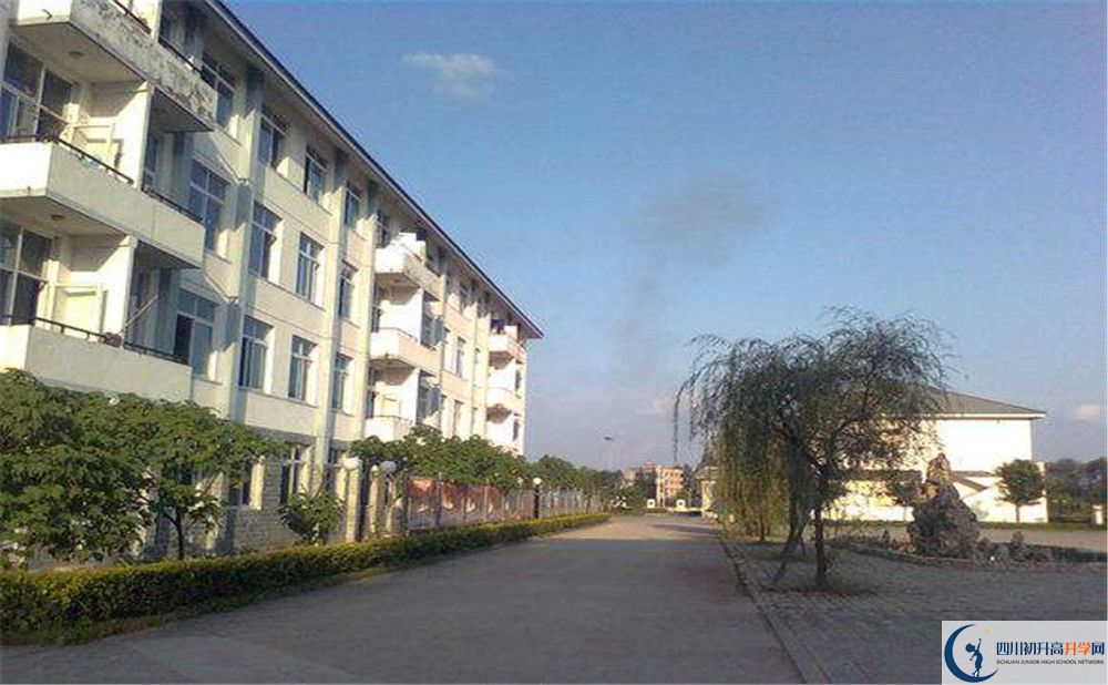 淮口中學(xué)的學(xué)費(fèi)一期是多少？