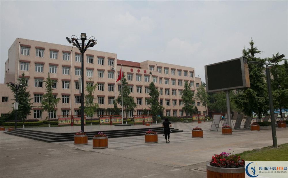 成都市華陽中學地址在哪里？					