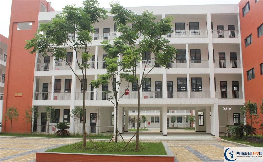 金堂中學住宿費用是多少？