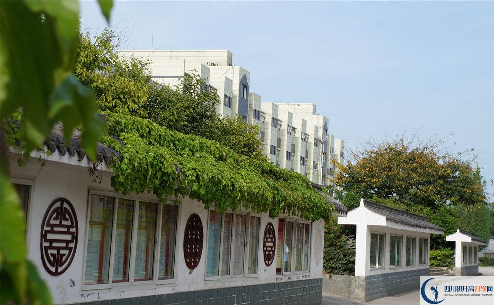 高板中學住宿費用是多少？