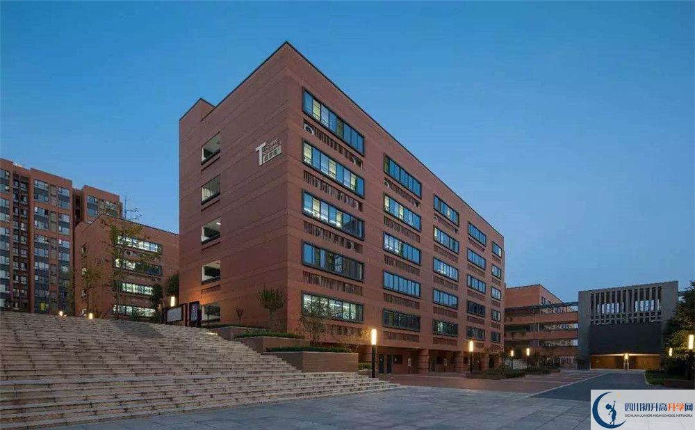 成都實(shí)外新都五龍山學(xué)校的高中住宿怎么樣？