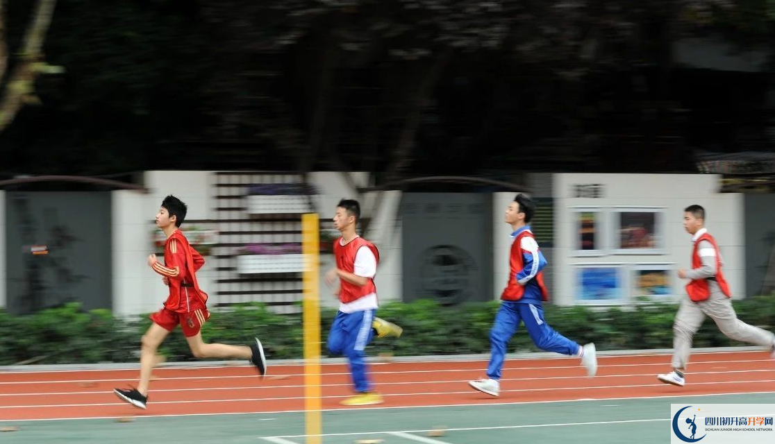 成都大學附屬中學實驗班人數是多少？