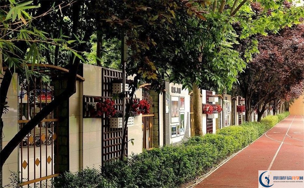 成都大學(xué)附屬中學(xué)實驗班學(xué)費貴嗎？