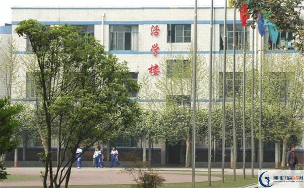 成都成飛中學(xué)在校學(xué)生總?cè)藬?shù)是多少？