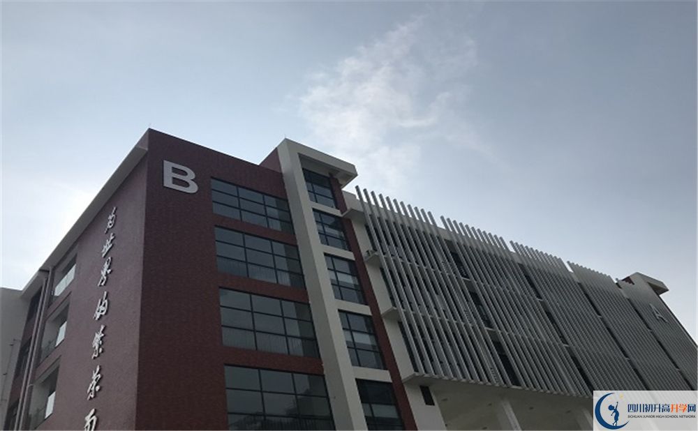 北京第二外國語學院成都附屬中學在校學生總?cè)藬?shù)是多少？