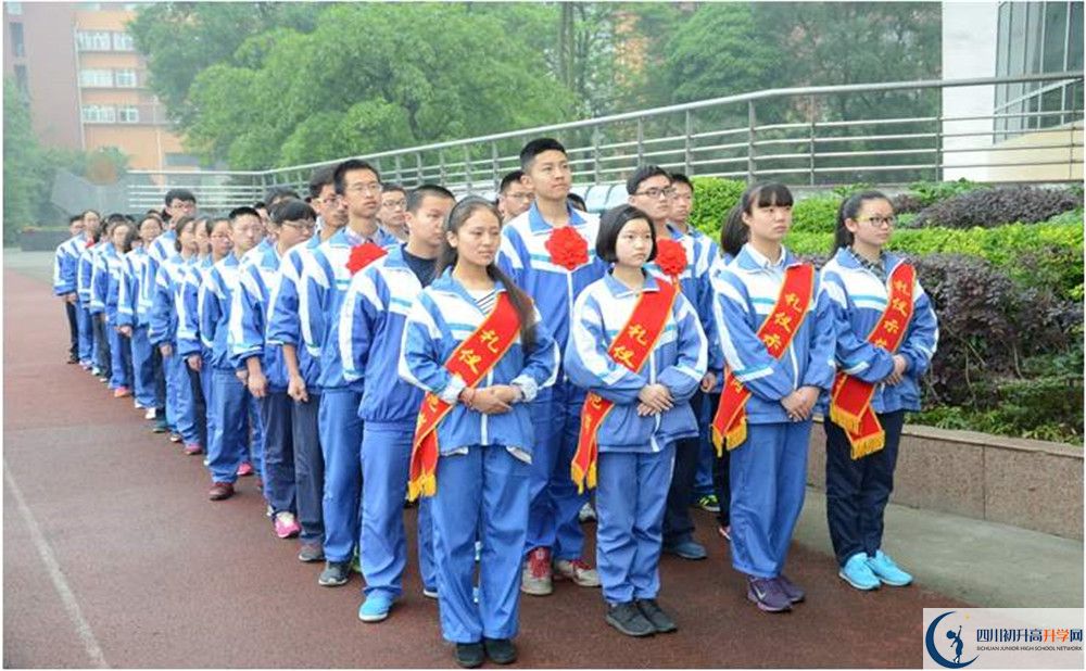 溫江中學在校學生總人數(shù)是多少？