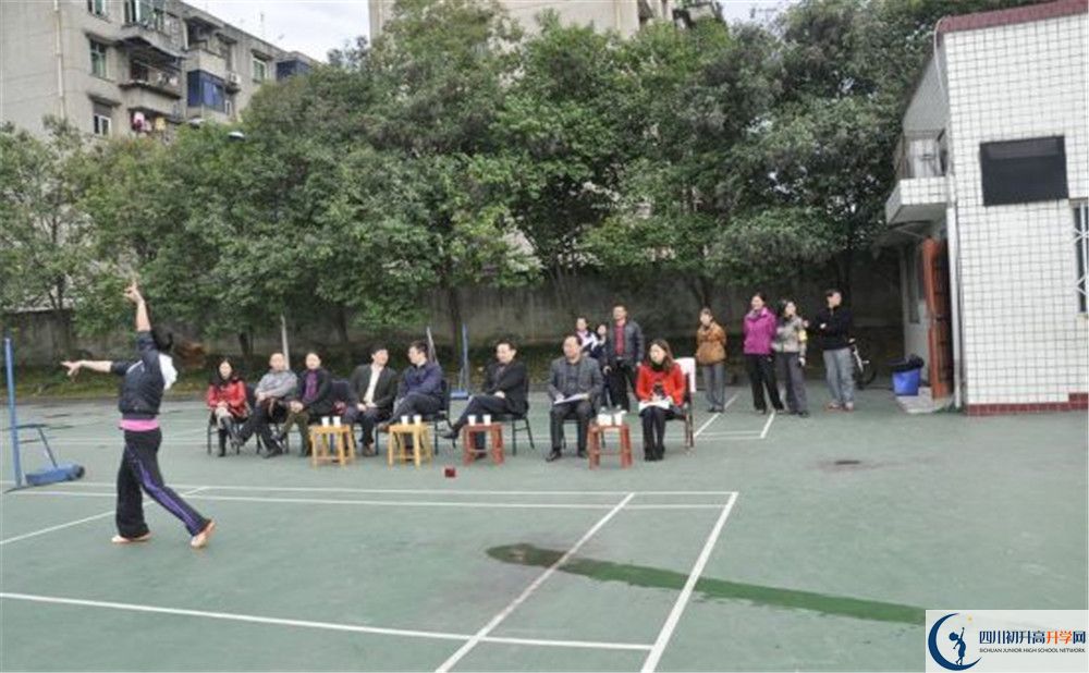 龍泉二中在校學(xué)生總?cè)藬?shù)是多少？