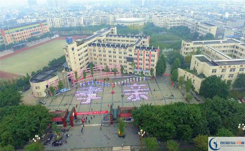 溫江二中在校學(xué)生總?cè)藬?shù)是多少？