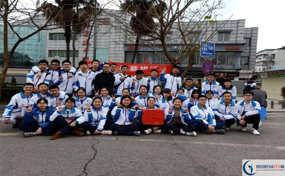 彭州中學在校學生總?cè)藬?shù)是多少？
