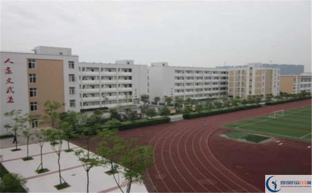 郫縣一中在校學(xué)生總?cè)藬?shù)是多少？