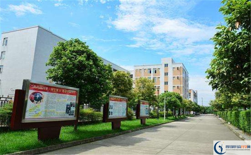 郫縣四中在校學(xué)生總?cè)藬?shù)是多少？