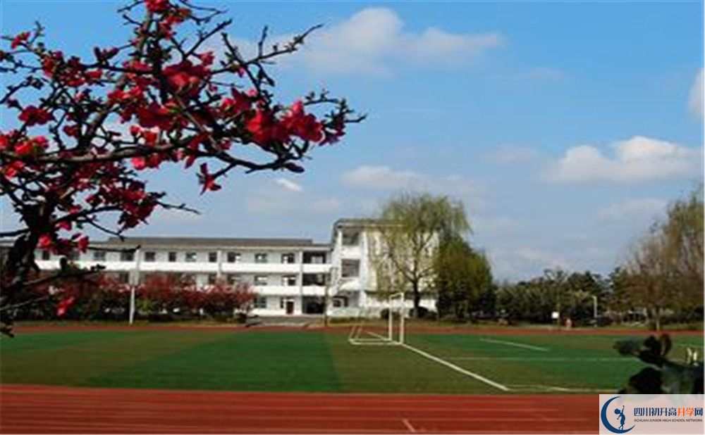 郫縣三中在校學(xué)生總?cè)藬?shù)是多少？
